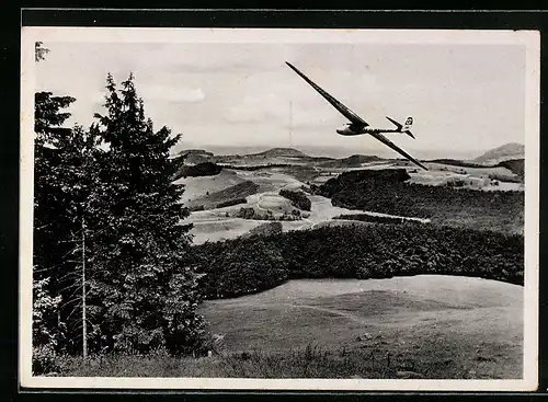 AK Segelflugzeug über der Wasserkuppe, Blick zur Maulkuppe