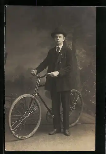 AK Junger Mann im Anzug mit Fahrrad