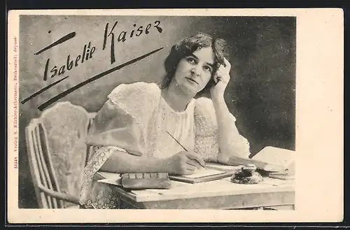 AK Dichterin Isabelle Kaiser schaut nachdenklich