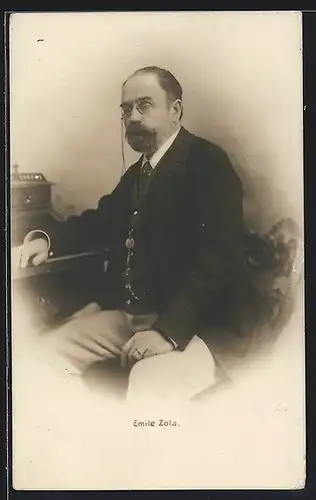 AK Schriftsteller Emile Zola im Anzug mit Zwicker