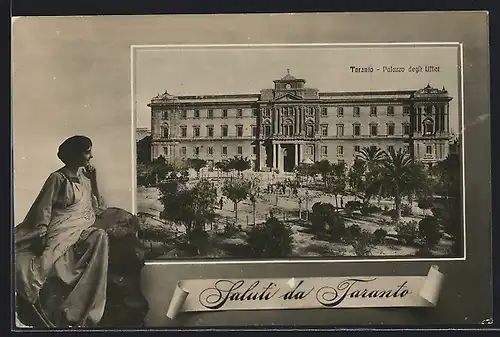 Grusskarten-AK Taranto, Palazzo degli Uffici, schöne Frau sitzt auf einem Felsen