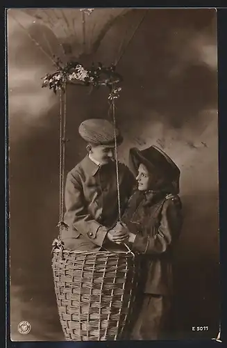 AK Mann in einer Ballongondel mit seiner Liebsten