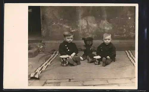 Foto-AK Zwei kleine Jungen mit einem Teddy