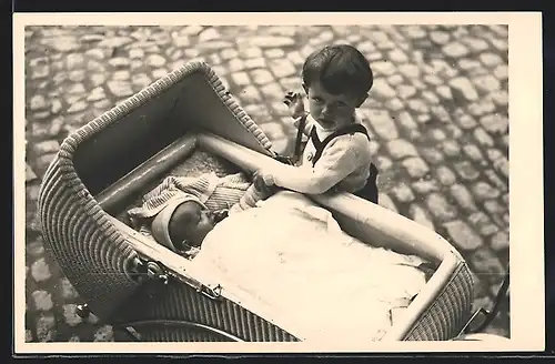 AK Kleiner Junge mit einem Baby im Kinderwagen