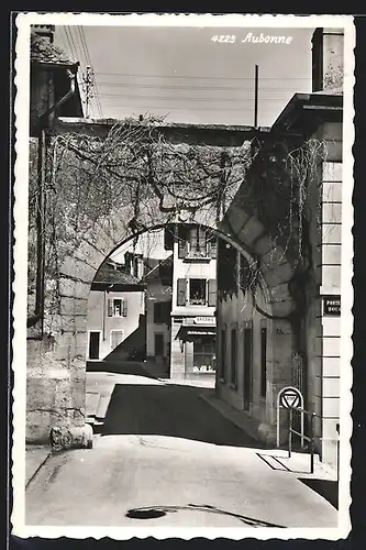 AK Aubonne, Strassenpartie mit Torbogen