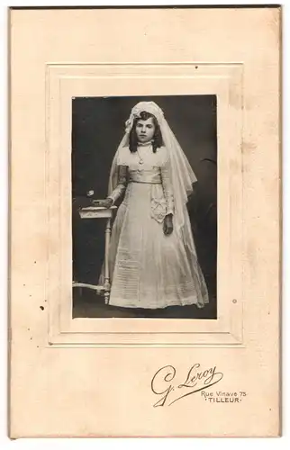 Fotografie G. Leroy, Tilleur, junges belgisches Mädchen zur Kommunion im Kleid mit Schleier