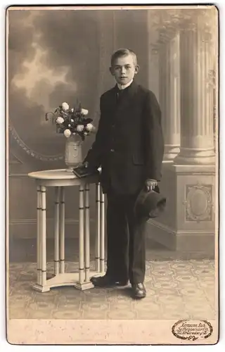 Fotografie Hermann Luh, Seifhennersdorf i. S., junger Knabe zu seiner Kommunion im schwarzen Anzug
