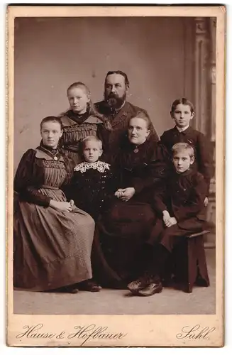 Fotografie Hause & Hofbauer, Suhl, Mutter und Vater mit ihren fünf Kindern, Mutterglück