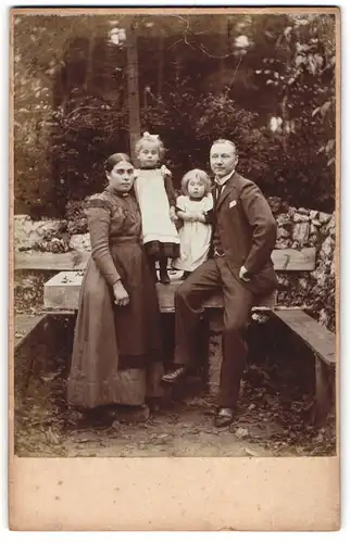 Fotografie unbekannter Fotograf und Ort, Mutter und Vater mit ihren beiden Töchtern im Park
