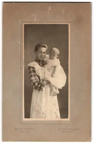 Fotografie Adolph Richter, Leipzig, junger Mutter mit Schürze und Tochter auf dem Arm, Mutterglück