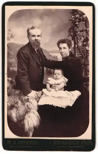 Fotografie W. J. O`Connor, London, englisches Paar mit ihren kleinen Kind im Atelier, Mutterglück