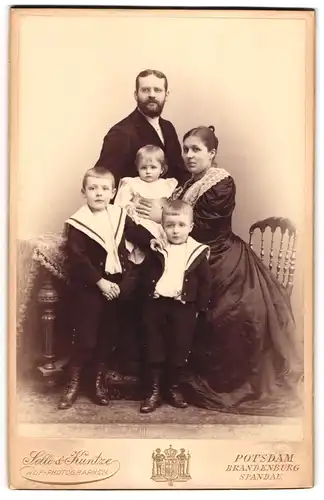 Fotografie Selle & Kuntze, Potsdam, Mutter und Vater mit ihren drei Kindern, Mutterglück