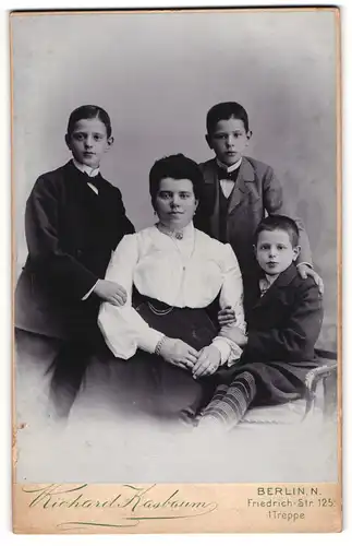 Fotografie Richard Kasbaum, Berlin, junge Mutter mit ihren drei Jungen im Atelier, Mutterglück