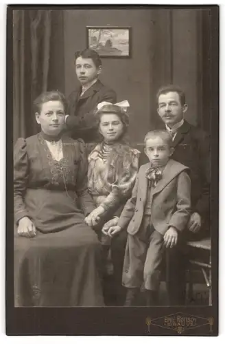Fotografie Emil Roitsch, Eibau i. S., Eltern mit ihren drei Kindern im Atelier, Mutterglück