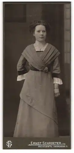 Fotografie Ernst Schroeter, Meissen a. E., junge Frau im schicken Kleid mit Spitze