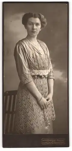 Fotografie W. Höffert Nachf., Hannover, junge Frau im bestickten Seidenkleid mit Halskette