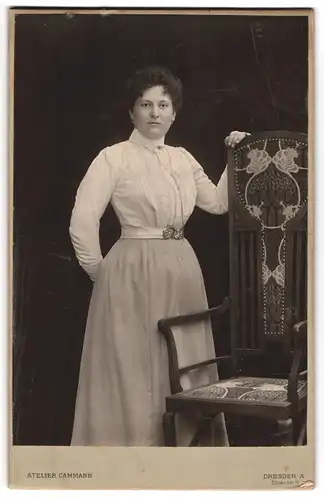 Fotografie Atelier Cammann, Dresden, Dame in heller Bluse und Rock mit Jugendstil Gürtelschnalle