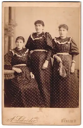 Fotografie A. Schröder, Berlin, drei junge Damen in Pünktchenkleidern mit Spitzenkragen