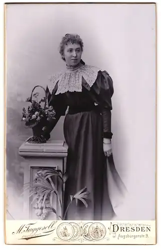 Fotografie M. Taggselle, Dresden, junge Frau im dunklen Kleid mit Spitzekragen und Locken