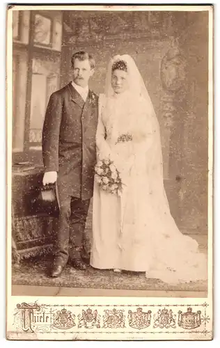 Fotografie Hugo Thiele, Frankfurt / Main, Brautpaar im Hochzeitskleid mit Schleier und im Anzug mit Zylinder