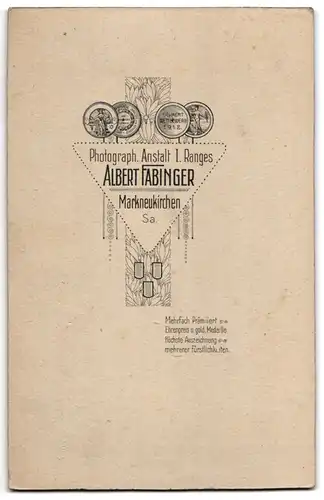 Fotografie Atelier Fabinger, Markneukirchen i. Sa., Eheleute im schwarzen Brautkleid und Anzug samt Zylinder
