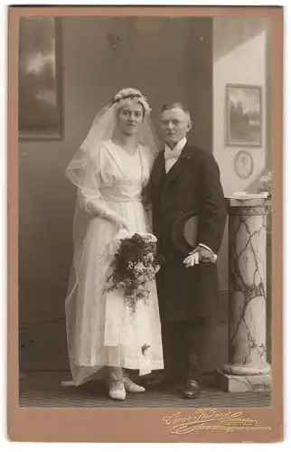 Fotografie Oscar Krämer, Zittau, sächsisches junges Brautpaar im Hochzeitskleid und Anzug mit Zylinder