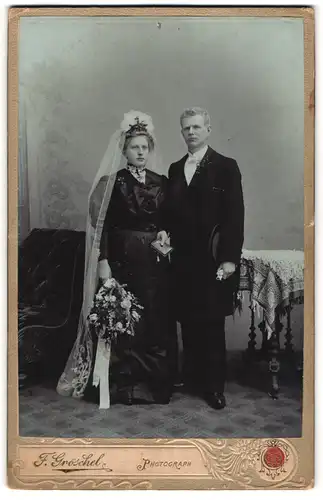 Fotografie F. Gröschel, Rumburg, tschechisches Paar im schwarzen Brautkleid und Anzug