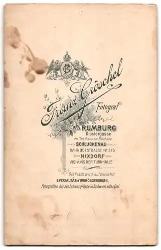 Fotografie F. Gröschel, Rumburg, tschechisches Paar im schwarzen Brautkleid und Anzug