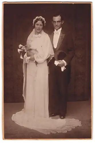 Fotografie Max Foerster, Dresden-Hosterwitz, Eheleute Hanna und Kurt am Hochzeitstag im Brautkleid und Anzug, 1936