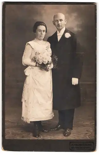 Fotografie Hermann Kotzsch, Dresden, Eheleute im Hochzeitskleid und Anzug mit Brautstrauss, Silberhochzeit