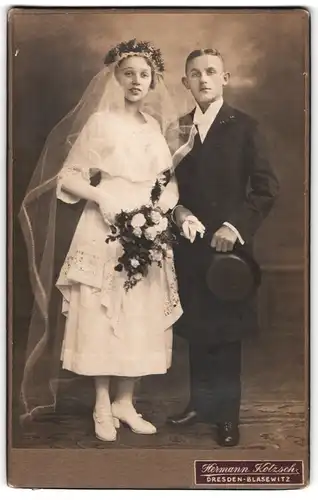 Fotografie Hermann Kotzsch, Dresden, junges Ehepaar im Hochzeitskleid und im Anzug mit Zylinder, 1921