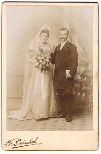 Fotografie F. Gröschel, Warnsdorf, Hochzeitspaar im Brautkleid und Anzug