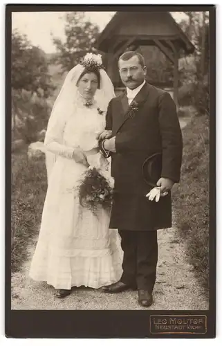 Fotografie Leo Molitor, Neustadt i. Schw., Hochzeitspaar im Brautkleid und Anzug mit Chapeau Claque