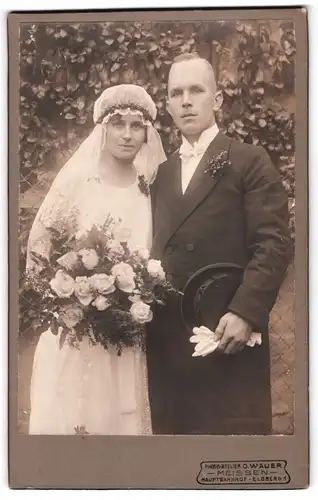 Fotografie W. Wauer, Meissen i. Sa., Eheleute im Anzug und Brautkleid mit Schleier und Chapeau Claque