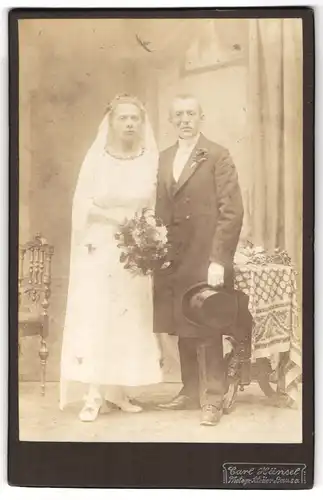 Fotografie Carl Hänsel, Lausa, Ehepaar Irmel und Emil im Brautkleid und Anzug mit Zylinder