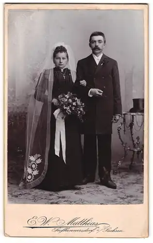 Fotografie E. W. Matthias, Seifhennersdorf i. Sa., sächsisches Brautpaar im schwarzen Hochzeitskleid und Anzug