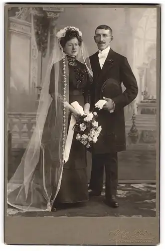 Fotografie Atelier Boden, Zittau i. Sa., sächsisches Brautpaar im schwarzen Hochzeitskleid und Anzug mit Chapeau Claque