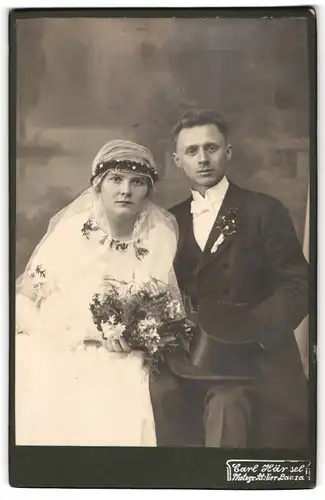 Fotografie Carl Hänsel, Lausa, Walter und Liesel als Ehepaar im Hochzeitskleid und Anzug, Zylinder