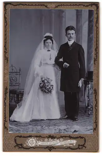 Fotografie Julius Grusche, Neugersdorf i. S., junges Brautpaar im Hochzeitskleid und Anzug