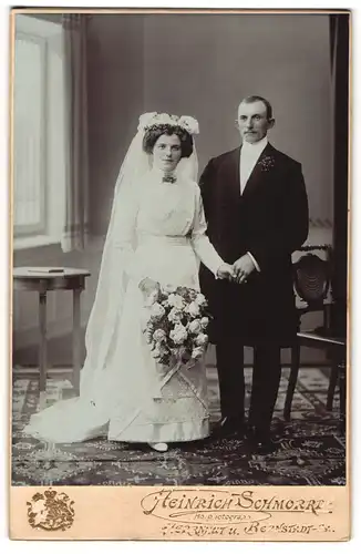 Fotografie Heinrich Schmorrde, Herrnhut, Ehepaar im Hochzeitskleid und Anzug mit Brautstrauss