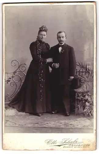 Fotografie Otto Schulz, Osnabrück, Ehepaar im schwarzen Brautkleid und Anzug am Hochzeitstag
