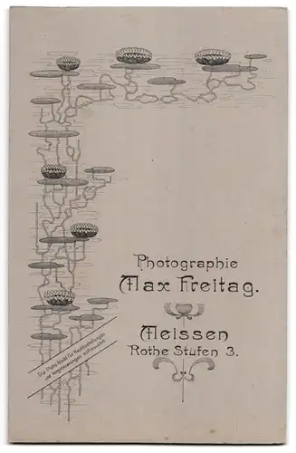 Fotografie Max Freitag, Meissen i. Sa., junge Eheleute um schwarzen Brautkleid und Anzug mit Zylinder