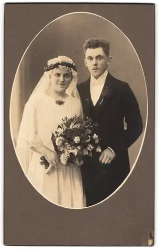 Fotografie unbekannter Fotograf und Ort, junge Eheleute um Brautkleid und Anzug mit Schleier und Brautstrauss