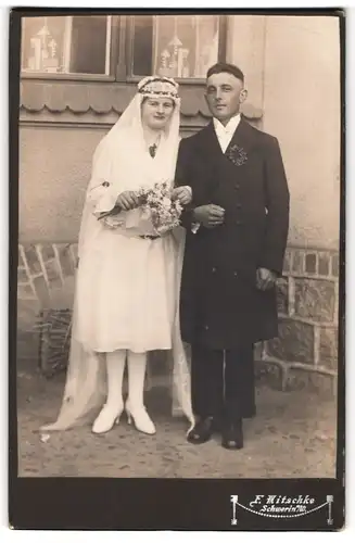 Fotografie F. Mitschke, Schwerin a. W., polnisches Brautpaar im Hochzeitskleid und Anzug