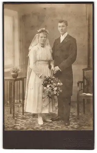 Fotografie H. Schmorrde, Herrnhut, junges Hochzeitspaar im Brautkleid und Anzug