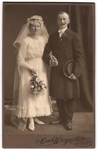 Fotografie Emil Winzer & Sohn, Potschappel, älteres Ehepaar im Brautkleid und Anzug mit Chapeu Claque