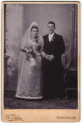 Fotografie A. Erben, Hohenelbe, junges tschechisches Brautpaar im Hochzeitskleid und Anzug mit Schleier
