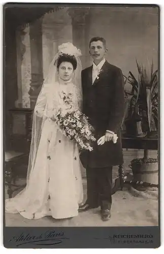 Fotografie Atelier de Paris, Reichenberg i. B., Eheleute Franziska und Anton im Hochzeitskleid und Anzug