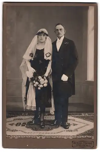 Fotografie Benrh. Franke, Spremberg, Eheleute im schwarzen Brautkleid und im Anzug