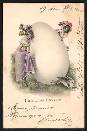 AK Fröhliche Ostern, zwei hübsche Damen jagen einen Osterhasen vor einem Riesenei hervor